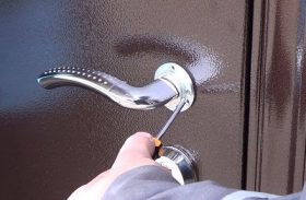 Замена дверной ручки металлической двери в Сургуте