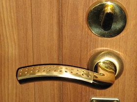 Замена дверной ручки входной двери в Сургуте