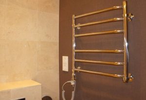 Установка электрического полотенцесушителя в ванной в Сургуте